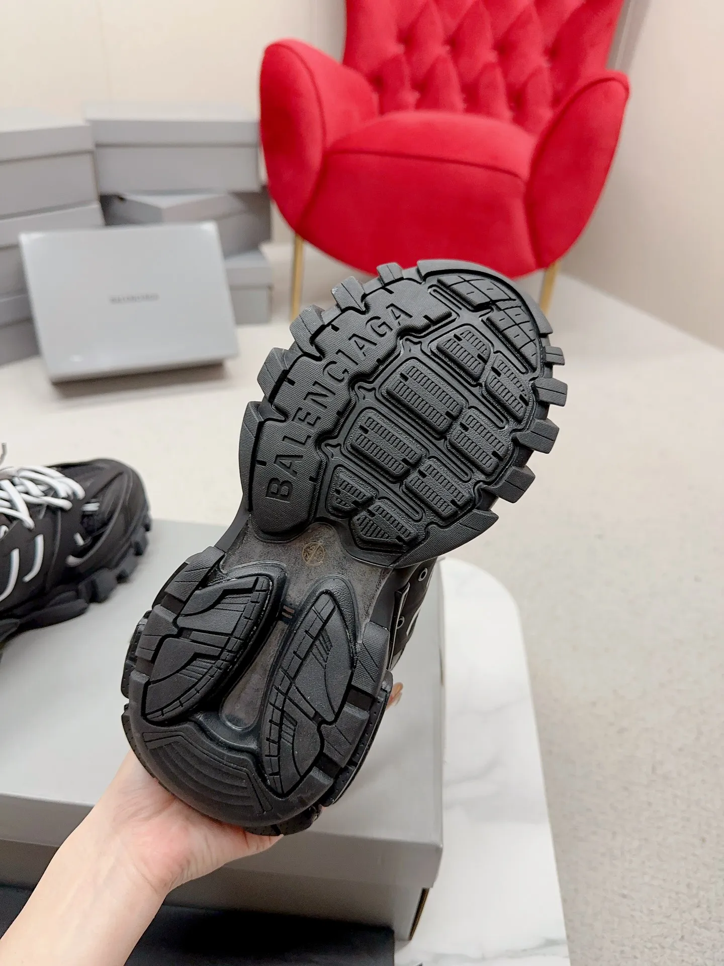 👟👟Ex-factory price 980👟👟 Men's size +10 𝐁𝐚𝐥𝐞𝐧𝐜𝐢𝐚𝐠𝐚|||𝐭𝐫𝐚𝗰𝐤 series 𝟑.𝟎Three generations of sports dad shoes‼ ️ [Top high-end quality from Dongguan Factory] Balenciaga dad shoes ~ super fashionable ~ full and three-dimensional shoes ~ amazing lines ~ very soft and light on the feet ~ super comfortable ~ versatile for commuting ~ can be paired with mid-calf socks, bell bottoms, wide-leg pants, overalls, very high-end ~ very manly and handsome ~ suitable for spring, summer, autumn and winter all year round... ⇢✈ Upper: Exclusive 1:1 original molded custom imported technical fabric mesh + imported cloth + 3M reflective strips [composed of 108 sub-pieces] ⇢✈Inner lining: Breathable mesh ⇢✈Outsole: Exclusive 1:1 original molded PU+TPU+EVA+rubber, a total of 13 sets of grinding tool combinations ⚠️Difference in market currency ~ high-end quality is definitely different ⇢✈𝐒𝐈𝐙𝐄Females: 35, 36, 37, 38, 39, 40 ⇢✈𝐒𝐈𝐙𝐄Men: 39, 40, 41, 42, 43, 44, 45